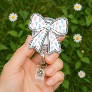 Bobine d'insigne avec noeud et pieds de bébé - Joli porte-carte d'identité rose et bleu pour infirmières de soins intensifs néonatals, cadeau de baby shower, accessoire pour infirmière obstétricienne, clip pour badge de révélation de genre