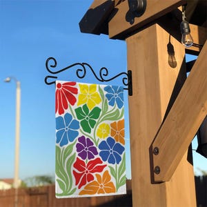Rainbow Flower Garden Flag – Kleurrijk LGBTQ+ tuindecor, Pride-buitenbanner, levendige bloemenvlag voor zomer- en Pride-vieringen