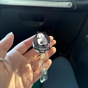 Grappige opossum-badgehaspel, ID-clip, schattige dieren badgehouder, cadeau sarcastische verpleegster, intrekbare werkbadge