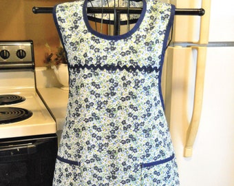 Old Fashioned Grandma Style Apron in Navy Blue Floral size XL