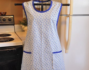 Old Fashioned Grandma Style Apron in Blue Floral size Large