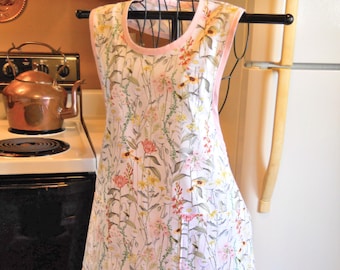 Old Fashioned Grandma Style Apron with Vintage Flowers in size Large