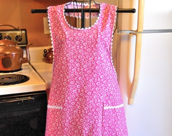 Grandma Vintage Style Full Apron in a Pink Daisy Floral size Large