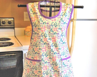 Grandma Style Apron with Vintage Flowers in Medium