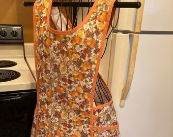 Women's Crossover Vintage Style No Tie Apron with Pumpkins in Medium