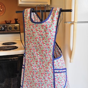 Old Fashioned Grandma Style Crossover No Tie Apron in Navy and Pink Floral Size Large