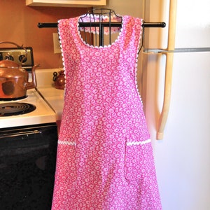 Grandma Vintage Style Full Apron in a Pink Daisy Floral size Large