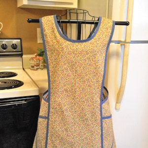 Vintage Style No Tie Crossover Apron in Yellow and Blue Floral Calico in XL