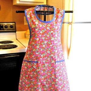 Grandma Old Fashioned Apron in Red Floral size XL