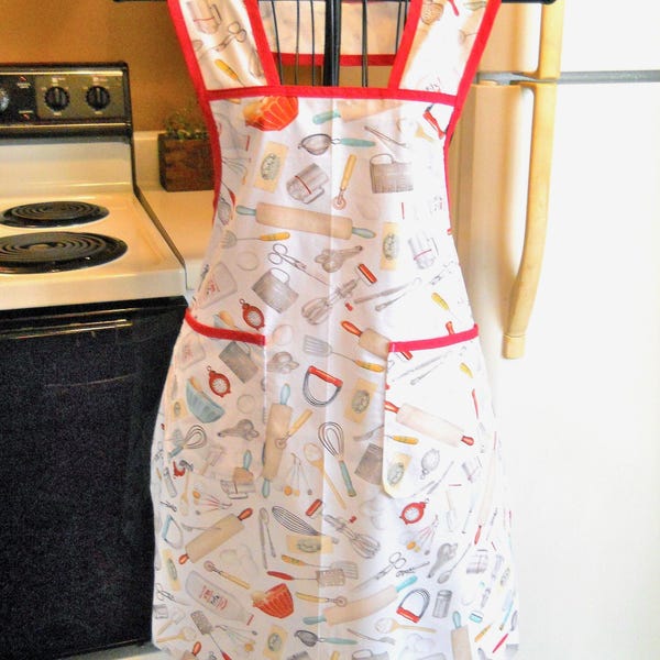 Delantal completo de estilo antiguo con utensilios de cocina vintage en talla grande.