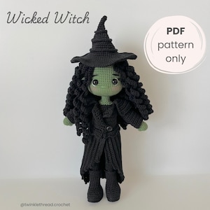 Puede incluir: Una muñeca de ganchillo de una bruja con piel verde, cabello negro rizado y un sombrero negro puntiagudo. La muñeca viste un abrigo largo negro y botas. El texto en la imagen dice Wicked Witch y PDF pattern only.