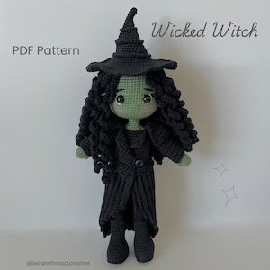 Pode incluir: Boneca Wicked Witch de crochê, com rosto verde, cabelo preto encaracolado e chapéu e roupa pretos. A imagem inclui o texto "PDF Pattern" e "Wicked Witch".