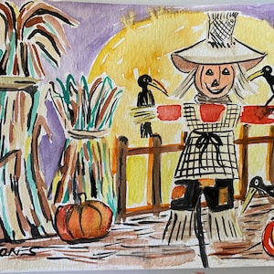 Peut inclure: Peinture à l'aquarelle d'une scène de récolte d'automne. Un épouvantail se tient dans un champ avec des corbeaux, des citrouilles et des gerbes de blé. L'arrière-plan présente un soleil jaune et un ciel violet. La signature de l'artiste est en bas à gauche.