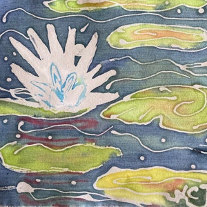 Lilia wodna | Batik 9 x 9,5 cala | sztuka tropikalna, roślina wodna, staw, botaniczna martwa natura, zielony, Luizjana, sztuka tkaniny
