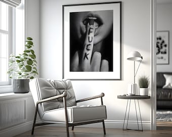 Peut inclure: Impression artistique encadrée en noir et blanc représentant une bouche avec un doigt affichant le mot "FUCK" tatoué. L'impression est exposée dans un salon moderne avec une chaise blanche et une table d'appoint.