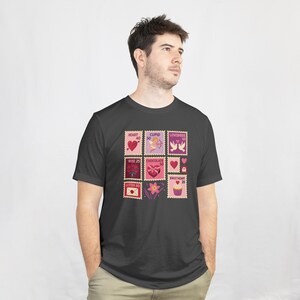 Op de afbeelding: Donkergrijs T-shirt met een raster van postzegels met Valentijnsdagthema. De postzegels tonen harten, Cupido, tortelduifjes, rozen, chocolade en cupcakes. Elke postzegel heeft een andere prijs en ontwerp.