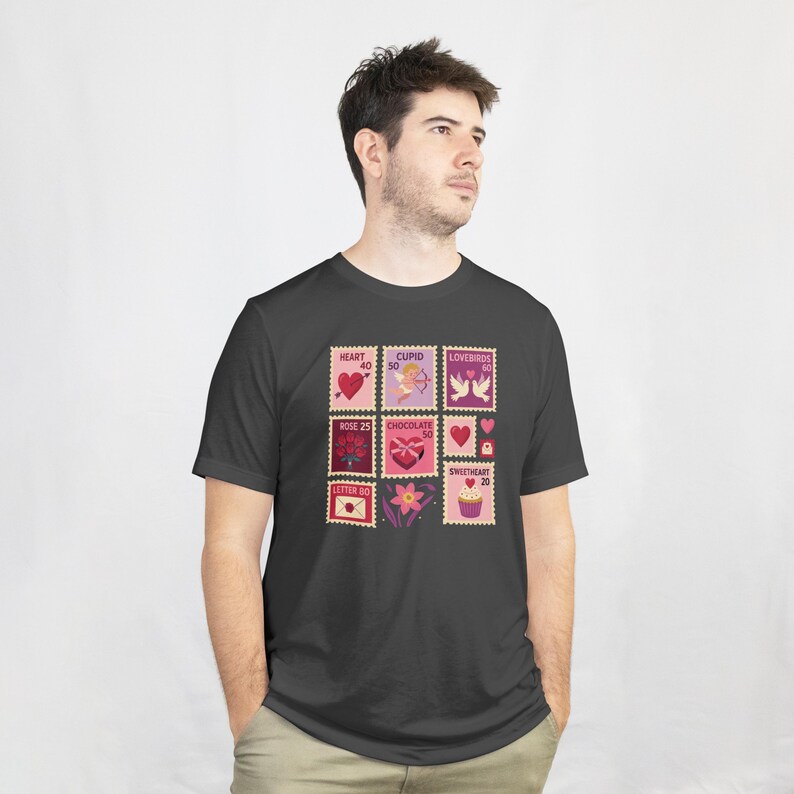 Op de afbeelding: Donkergrijs T-shirt met een raster van postzegels met Valentijnsdagthema. De postzegels tonen harten, Cupido, tortelduifjes, rozen, chocolade en cupcakes. Elke postzegel heeft een andere prijs en ontwerp.