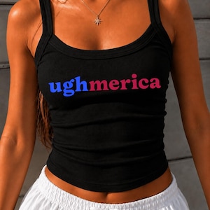Pu&ograve; includere: Una canotta nera a coste con la scritta ughmerica stampata sul petto. La parola ugh &egrave; blu, mentre merica &egrave; di una tonalit&agrave; rosa rossastra. Il capo presenta uno scollo rotondo e spalline larghe, offrendo una vestibilit&agrave; aderente.