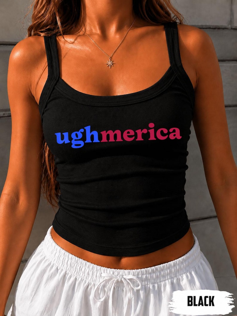 Pu&ograve; includere: Una canotta nera a coste con la scritta ughmerica stampata sul petto. La parola ugh &egrave; blu, mentre merica &egrave; di una tonalit&agrave; rosa rossastra. Il capo presenta uno scollo rotondo e spalline larghe, offrendo una vestibilit&agrave; aderente.