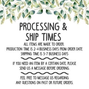Pu&ograve; includere: Un cartello informativo bianco con un bordo di foglie verdi ad acquerello in alto e in basso. Il testo recita: PROCESSING & SHIP TIMES, ALL ITEMS ARE MADE TO ORDER, PRODUCTION TIME IS 2-4 BUSINESS DAYS, SHIPPING TIME IS 3-7 BUSINESS DAYS.
