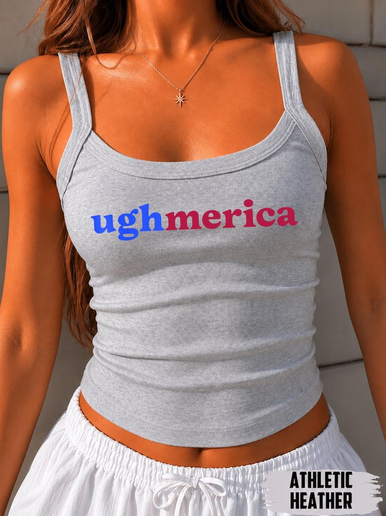Pu&ograve; includere: Una canotta a coste grigio melange con la scritta ughmerica stampata sul petto. La parola ugh &egrave; blu, mentre merica &egrave; rossa. Il capo presenta uno scollo rotondo e spalline larghe. Il testo ATHLETIC HEATHER &egrave; visibile nell'immagine.