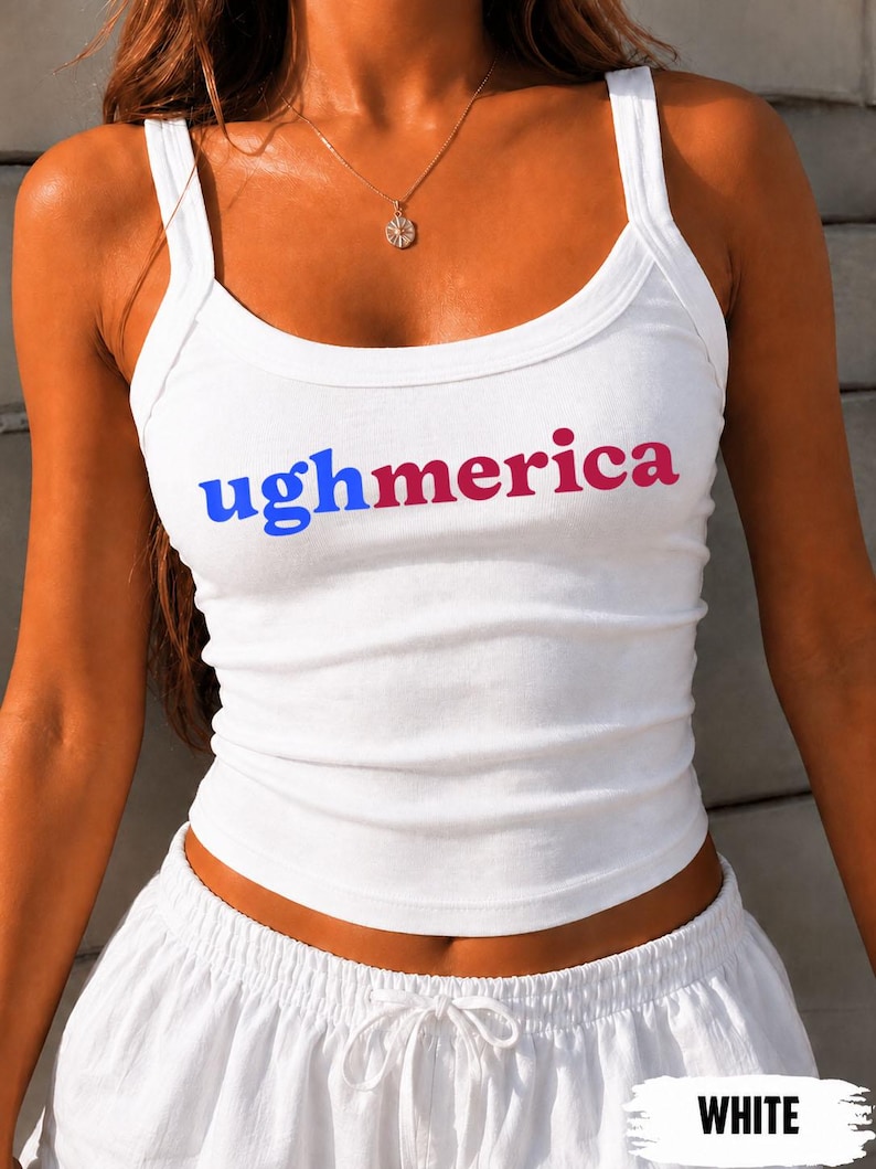 Pu&ograve; includere: Una canotta bianca a coste con la scritta "ughmerica" stampata sul petto. La parola "ugh" &egrave; blu, mentre "merica" &egrave; di una tonalit&agrave; rosa rossastra. Il capo presenta uno scollo rotondo e spalline larghe, offrendo una vestibilit&agrave; aderente.