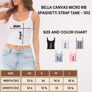 Pu&ograve; includere: Una canotta bianca a costine sottili con spalline sottili, accompagnata da una tabella di taglie e colori. La tabella mostra cinque opzioni di colore: nero, bianco, grigio melange, azzurro e rosa. Una tabella indica le misure in pollici per le taglie XS-L.