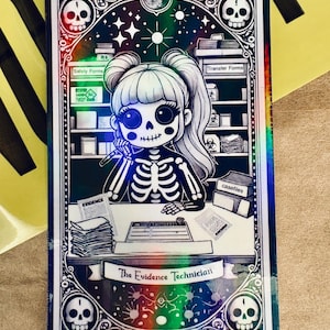 aimants médico-légaux, technologie des preuves, analyste, cartes de tarot, kawaii, holographique, scène de crime, travaux manuels médico-légaux, cadeaux médico-légaux