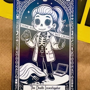 Puede incluir: Tarjeta azul oscuro con una ilustración de dibujos animados de una investigadora de la muerte con torso de esqueleto, sosteniendo una cámara y un teléfono. La tarjeta tiene el texto "CRIME SCENE DO NOT CROSS" y "The Death Investigator". El número "16" está en la parte inferior.