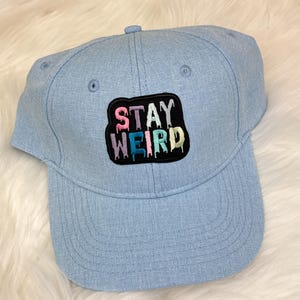 Stay Weird basebollkeps - broderad lapp - unisex - sarkastisk sassy