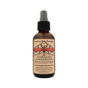 Puede incluir: Una botella de vidrio marrón con una boquilla de pulverización negra y una etiqueta que dice "Love Your Body Essentials Clarity Aromatherapy Spray Headache & Sinus Blend Shake well. Use on face, body, yoga mats, linens, or as an air freshener. Let Inspiration Fuel Your Life. Distilled Water & Essential Oils of Eucalyptus, Lavender, & Peppermint www.loveyourbodyessentials.com 4.0 fl oz (118 ml)"