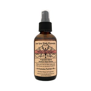 以下が含まれることがあります： 黒いスプレーキャップと「Love Your Body Essentials White Tea Ginger Fragrance Spray Awaken Your Senses Shake well. Use on face, body, yoga mats, linens, or as an air freshener Let Inspiration Fuel Your Life Distilled Water & Fragrance www.loveyourbodyessentials.com 4.0 FL OZ (118 ml)」と書かれたラベルが付いた茶色のガラス瓶