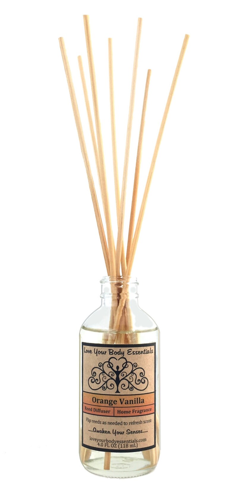 Puede incluir: Una botella de vidrio con una etiqueta marr&oacute;n que dice "Love Your Body Essentials" y "Orange Vanilla Reed Diffuser Home Fragrance". La etiqueta tambi&eacute;n incluye el texto "Flip reeds as needed to refresh scent...Awaken Your Senses...loveyoubodyessentials.com 4.0 FL OZ (118 mL)". La botella est&aacute; llena de un l&iacute;quido transparente y tiene palitos de madera insertados en ella.