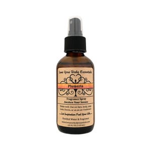 以下が含まれることがあります： 黒いスプレーキャップと「Love Your Body Essentials Plumeria Fragrance Spray Awaken Your Senses Shake well. Use on face, body, yoga mats, linens, or as an air freshener Let Inspiration Fuel Your Life Distilled Water & Fragrance www.loveyourbodyessentials.com 4.0 FL OZ (118 ml)」と書かれたラベルが付いた茶色のガラス瓶