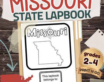 Peut inclure: Un cahier de l'État du Missouri avec le contour de l'État et le mot "Missouri" dans une police décorative. La couverture comprend également le texte "This lapbook belongs to:" et "grades 2-4 PRINT N GO". Le fond est une surface en bois.