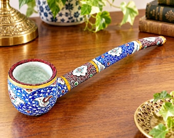 Cachimbo de tabaco vintage pintado à mão, com estampa floral em tons de azul e bordô e detalhes dourados. Peça decorativa e colecionável.