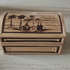 Vintage Straw Bamboo Oriental Small Treasure Chest/Jewellery Box.