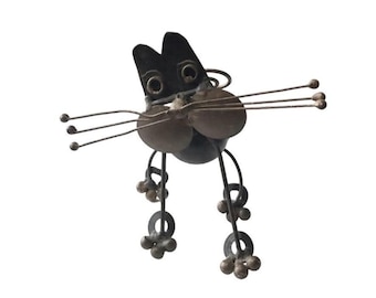 スクラップメタル製の猫の彫刻、溶接されたスチームパンク風の子猫の