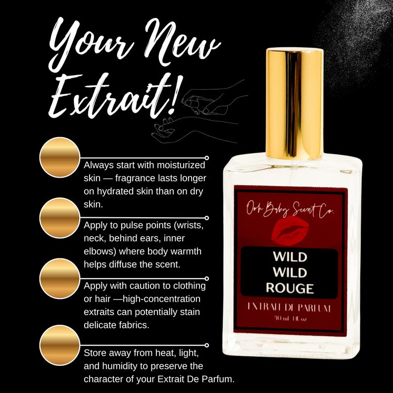 Puede incluir: Un frasco de perfume transparente con tapa dorada y etiqueta roja que dice "Wild Wild Rouge". El frasco est&aacute; etiquetado como "Extrait de Parfum" y "30 ml 1 fl oz". La imagen incluye instrucciones.