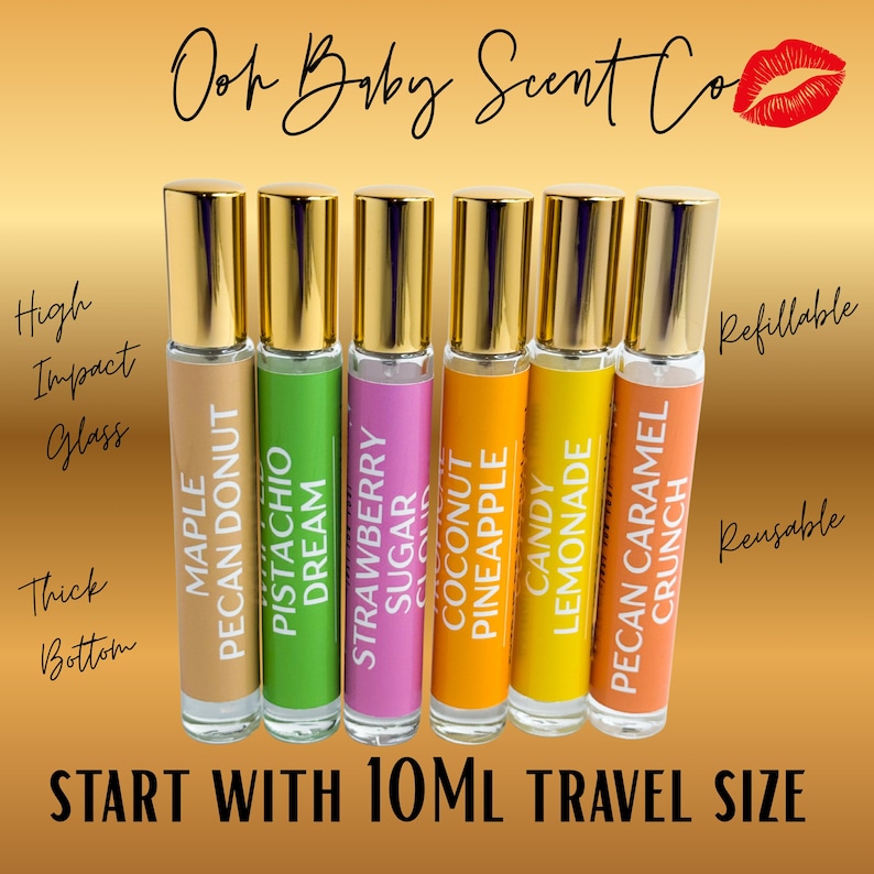 Puede incluir: Seis frascos de perfume de viaje de 10 ml con tapas doradas. Cada frasco tiene una etiqueta de color diferente y un nombre de aroma: Maple Pecan Donut, Pistachio Dream, Strawberry Sugar, Coconut Pineapple, Candy Lemonade y Pecan Caramel Crunch. El texto dice "High Impact Glass" y "Thick Bottom".