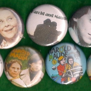 Könnte beinhalten: Eine Sammlung von acht runden Knöpfen mit Bildern aus dem Film Harold und Maude. Die Knöpfe zeigen Bilder der Hauptfiguren Harold und Maude sowie Szenen aus dem Film. Die Knöpfe sind alle in verschiedenen Farben gehalten und haben eine glänzende Oberfläche.