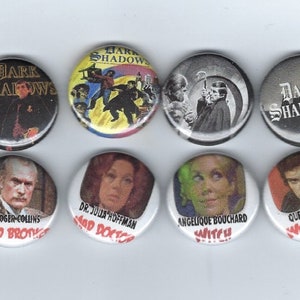 Könnte beinhalten: Neun runde Knöpfe mit Figuren aus der Fernsehserie Dark Shadows. Die Knöpfe sind weiß mit rotem und schwarzem Text und Bildern. Die Figuren sind Elizabeth Collins, Roger Collins, Dr. Julia Hoffman, Angelique Bouchard, Quentin Collins, Barnabas Collins und ein Werwolf.