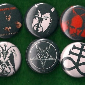 K&ouml;nnte beinhalten: Sechs runde schwarz-wei&szlig;e Kn&ouml;pfe mit verschiedenen Bildern im Zusammenhang mit Satanismus. Die Kn&ouml;pfe zeigen ein Pentagramm, einen Ziegenkopf, ein Kreuz, einen Teufel und einen Mann mit H&ouml;rnern.
