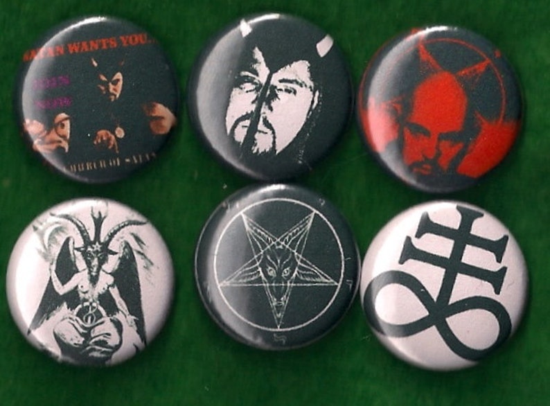 K&ouml;nnte beinhalten: Sechs runde schwarz-wei&szlig;e Kn&ouml;pfe mit verschiedenen Bildern im Zusammenhang mit Satanismus. Die Kn&ouml;pfe zeigen ein Pentagramm, einen Ziegenkopf, ein Kreuz, einen Teufel und einen Mann mit H&ouml;rnern.