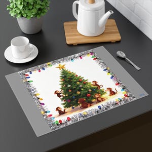 お祝いムード満点の猿のクリスマスツリー柄プレイスマット、遊び心あふれるホリデーテーブルデコレーション（45.7cm x 35.5cm）