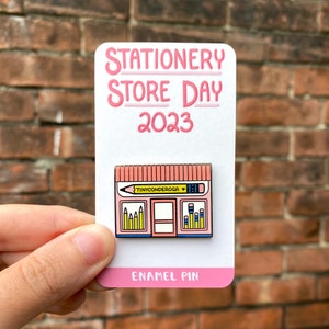 Tinyconderoga Pencil Shop - Schreibwarengeschäft Tag mit Calliope Paperie - Emaille Pin