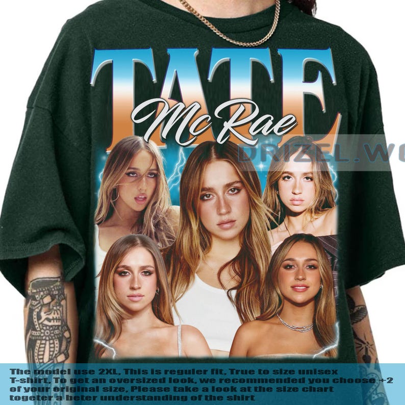 Puede incluir: Camiseta unisex verde oscuro con un dise&ntilde;o gr&aacute;fico de Tate McRae y su nombre en una fuente estilizada. El dise&ntilde;o incluye m&uacute;ltiples im&aacute;genes de la cantante con un efecto de rayo. La camiseta tiene un ajuste regular.