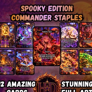 Peut inclure: Un ensemble de douze cartes à collectionner intitulé Spooky Edition Commander Staples, présentant des illustrations pleine page aux thèmes sombres et magiques. Les cartes affichent divers personnages et symboles fantastiques aux teintes orange et violettes.