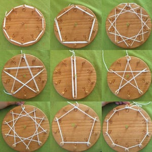 Puede incluir: Nueve c&iacute;rculos de madera con clavijas numeradas alrededor del borde. Cada c&iacute;rculo tiene un patr&oacute;n de cuerda diferente, incluyendo una estrella, un c&iacute;rculo y un pent&aacute;gono.