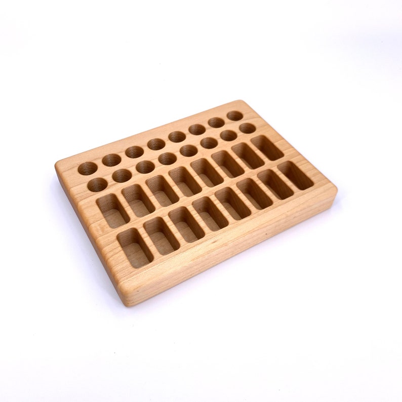 K&ouml;nnte beinhalten: Ein Holzorganizer mit mehreren runden und rechteckigen F&auml;chern. Der Organizer ist aus hellem Holz gefertigt und hat eine nat&uuml;rliche Oberfl&auml;che.
